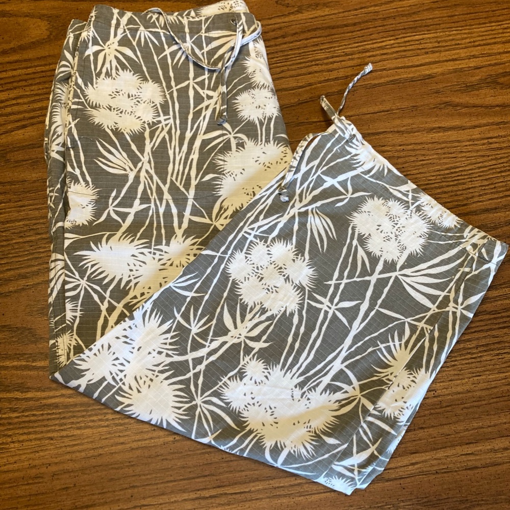 COPY - Izod green and white floral capris, size 12.